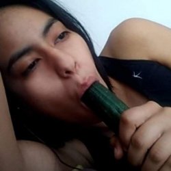 Chica hermosa muy caliente metiendose un pepino en su deliciosa panochita🤤🥴🥒💦💦